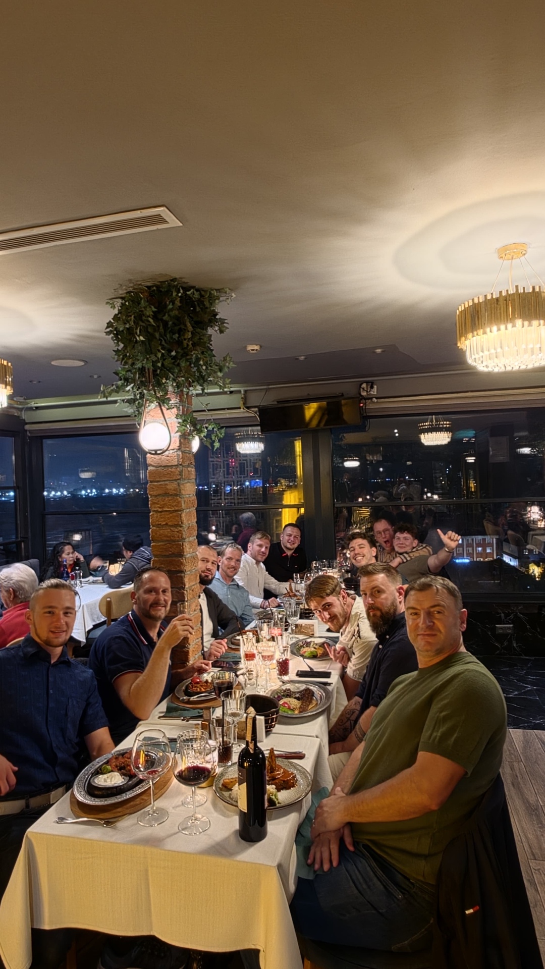 Das ganze Leonhardt-Team am gedeckten Abendtisch in Istanbul