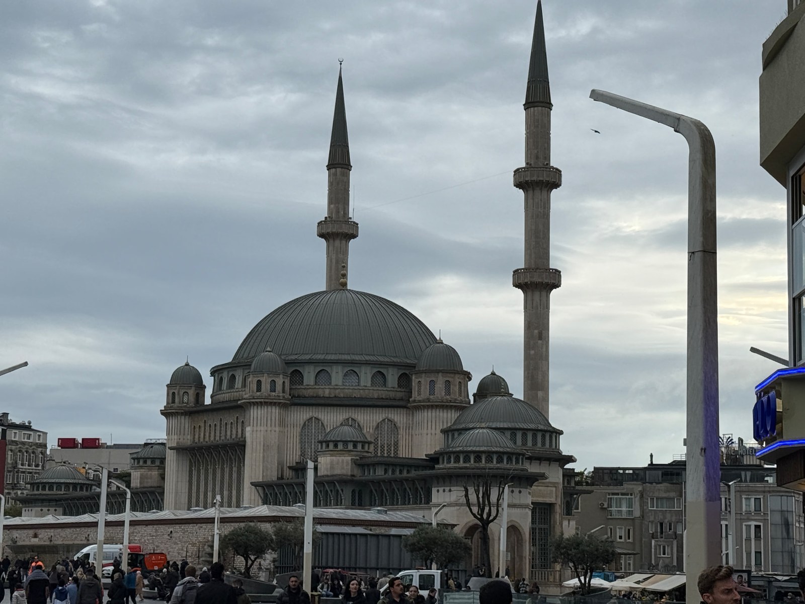 Moschee mit Kuppel und Minaretten in Istanbul