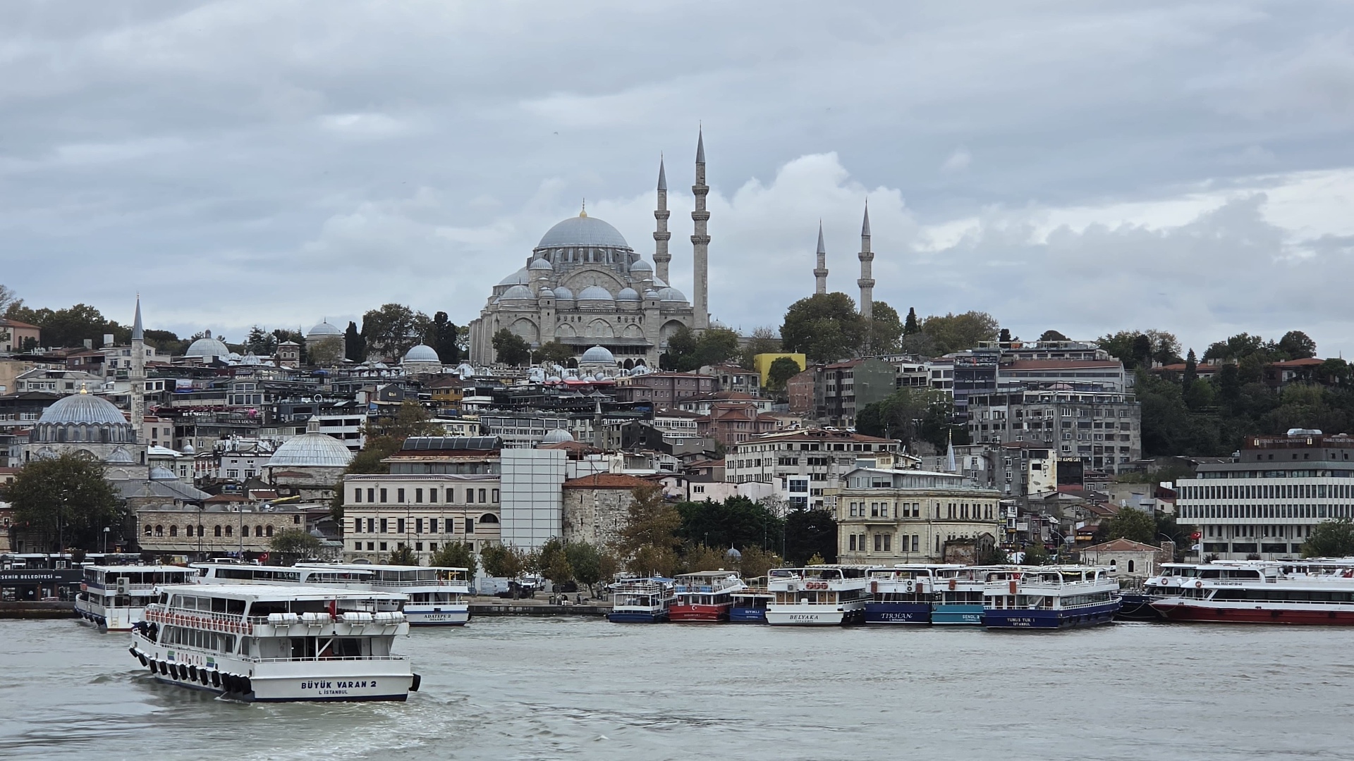 Panorama über Istanbuls Dächer mit Moschee und Fähren vom Wasser aus