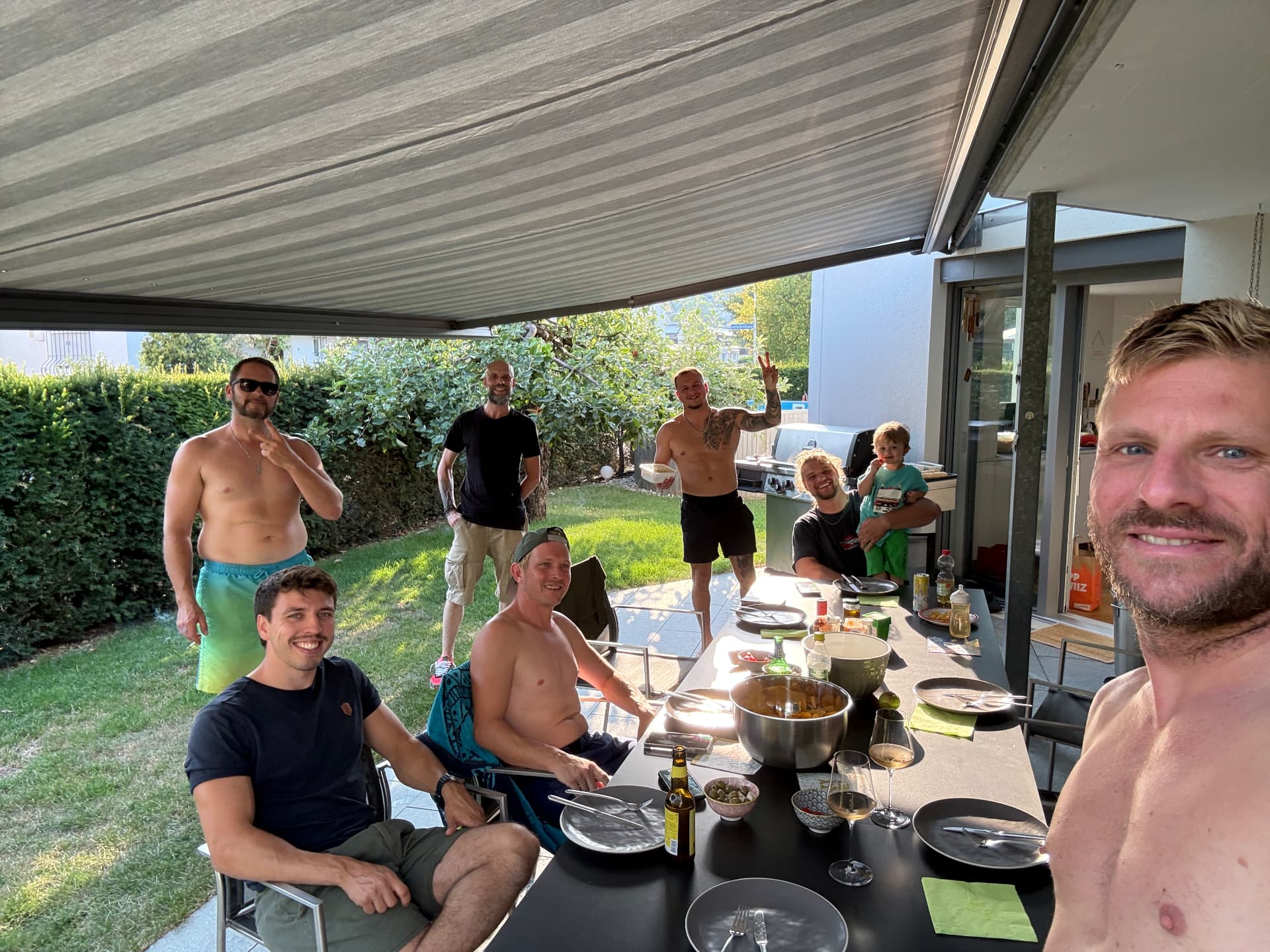 Das Team der Leonhardt Spenglerei AG beim Gartengrillfest in Reinach