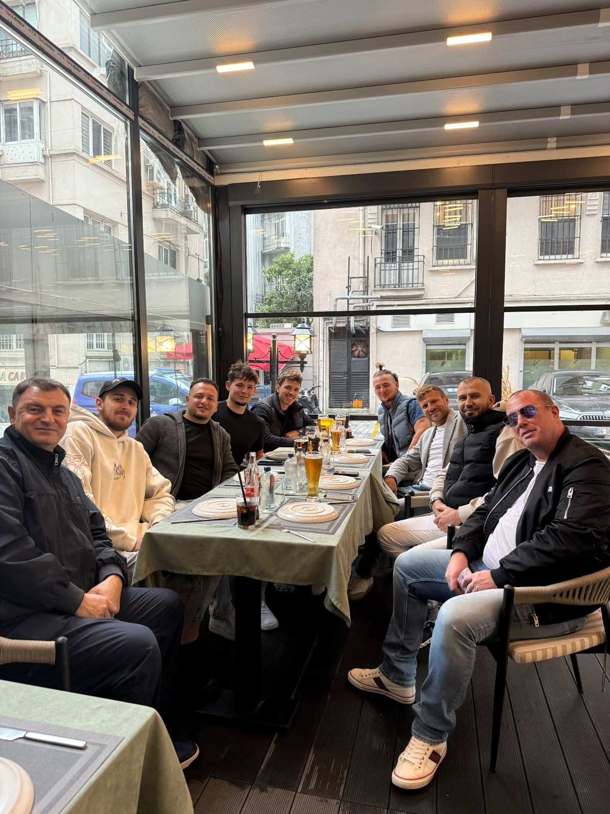Mitglieder des Leonhardt-Teams beim gemeinsamen Essen in Istanbul
