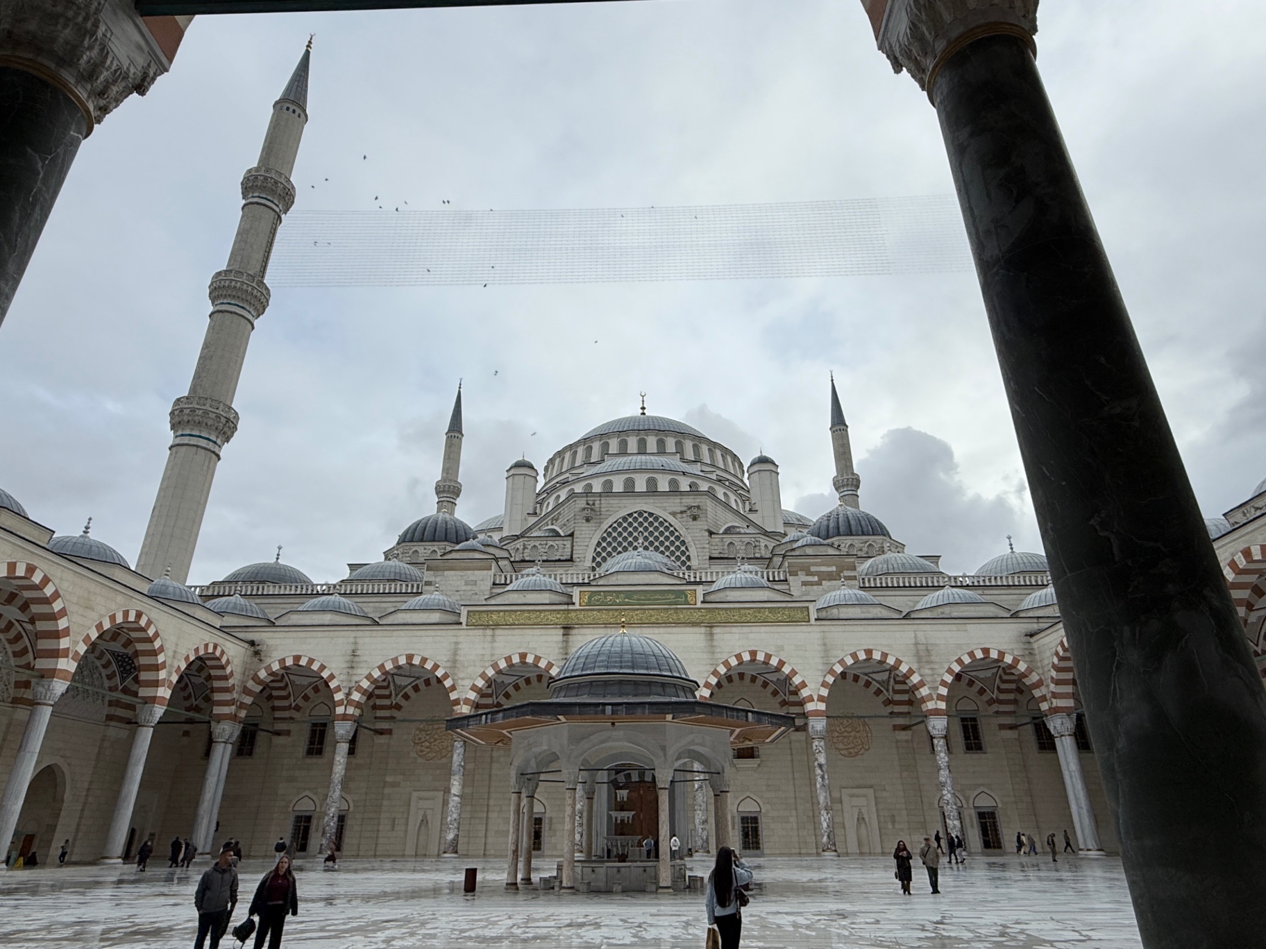 Moschee mit vielen weissen Kuppeln und Minaretten in Istanbul