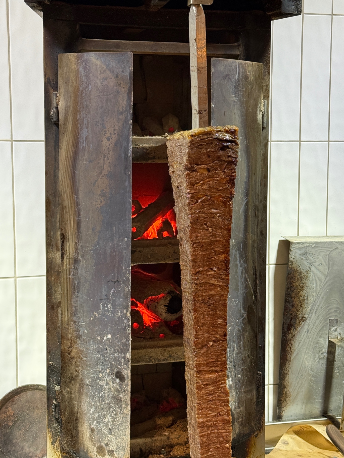 Döner-Kebab-Spiess am Grill in Istanbul