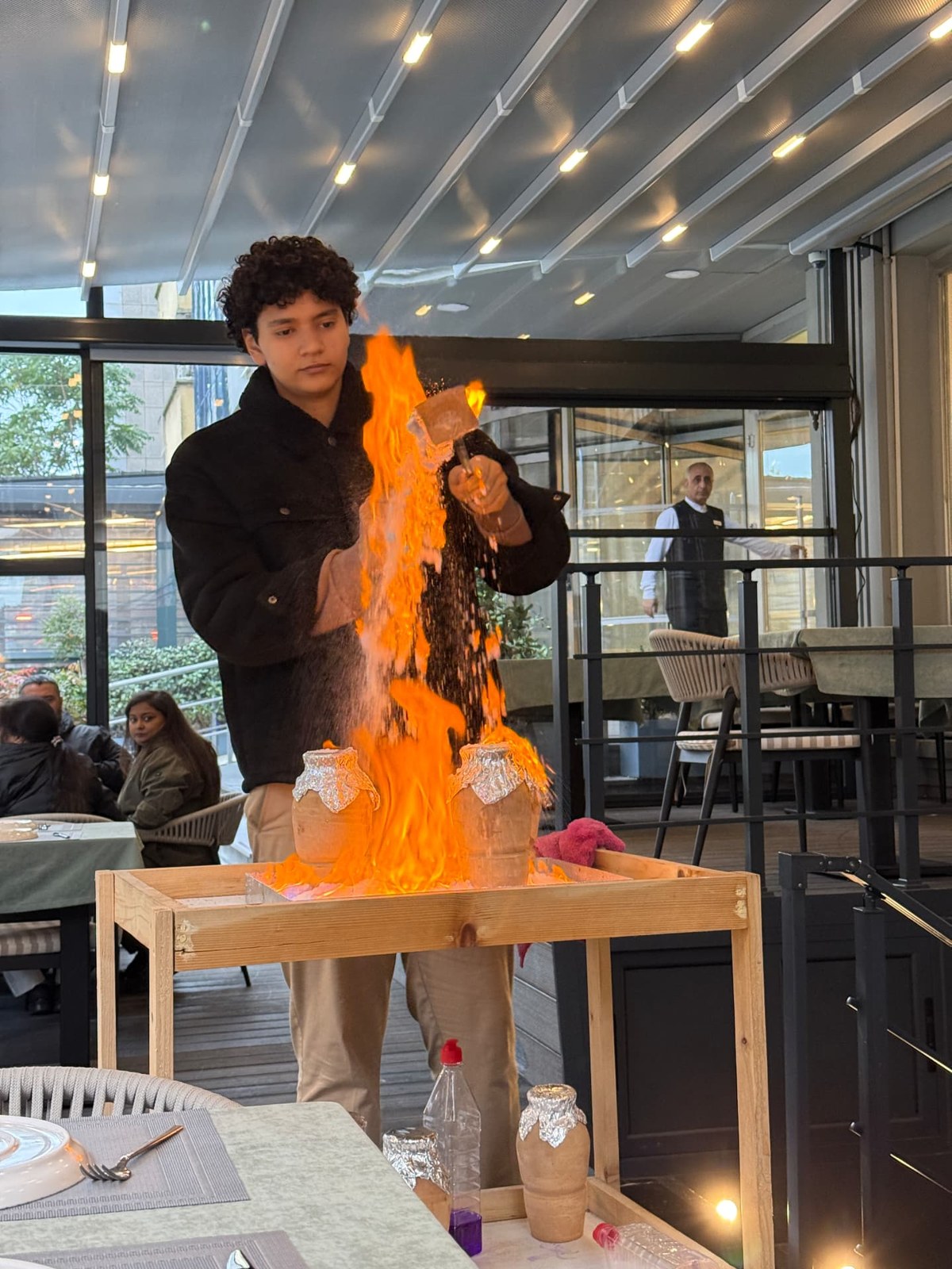Flammende Zubereitung eines Gerichts am Tisch in Istanbul