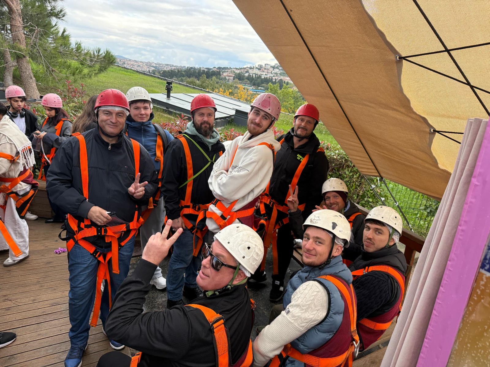 Unser Team mit Helmen und Sicherheitsgurten in Istanbul