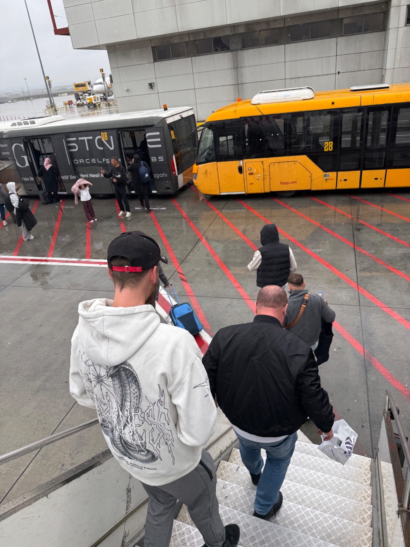 Das Leonhardt-Team steigt nach der Landung in Istanbul die Flugzeugtreppe hinunter