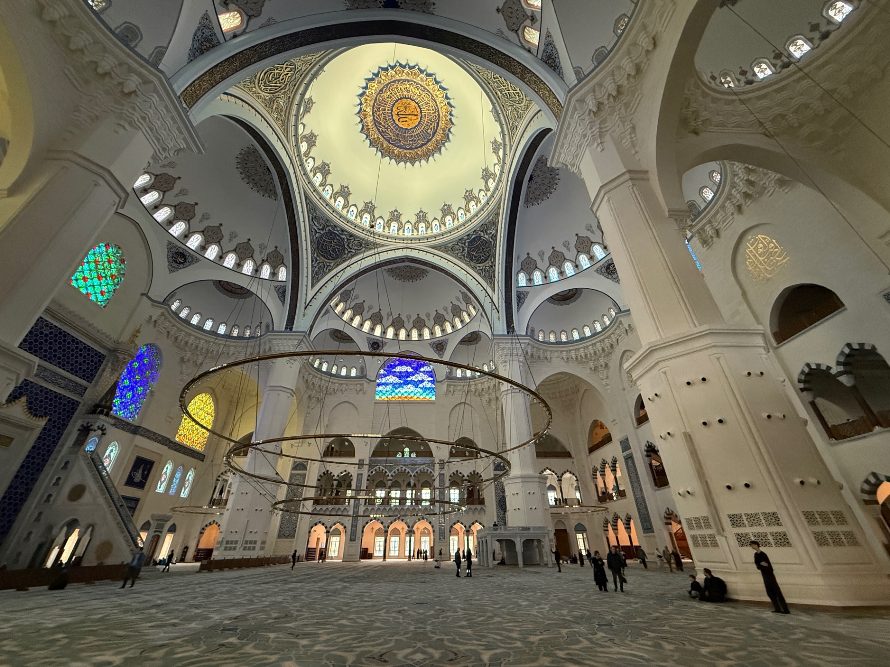 Innenansicht einer Moschee in Istanbul mit grosser Kuppel und bunten Fenstern