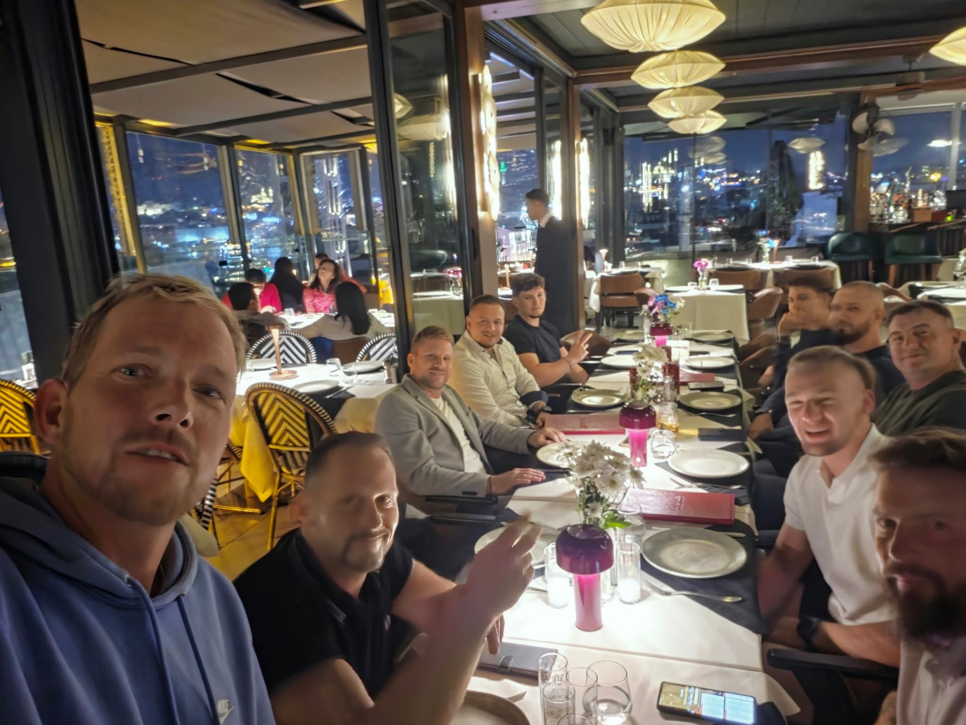 Das Leonhardt-Team beim Abendessen in einem Restaurant mit Blick über die Lichter Istanbuls