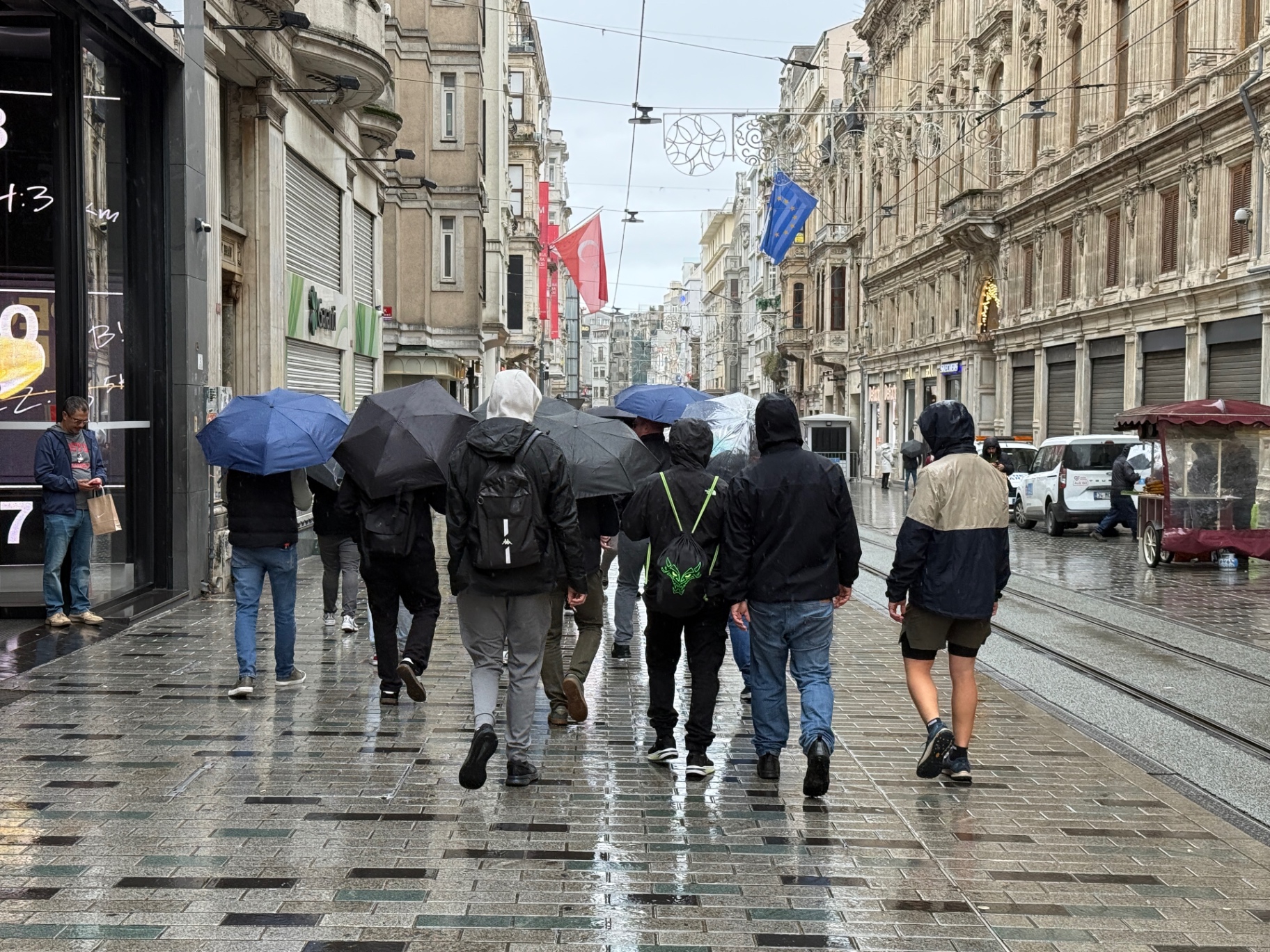 Das Leonhardt-Team geht bei Regen mit Schirmen durch die Strassen Istanbuls